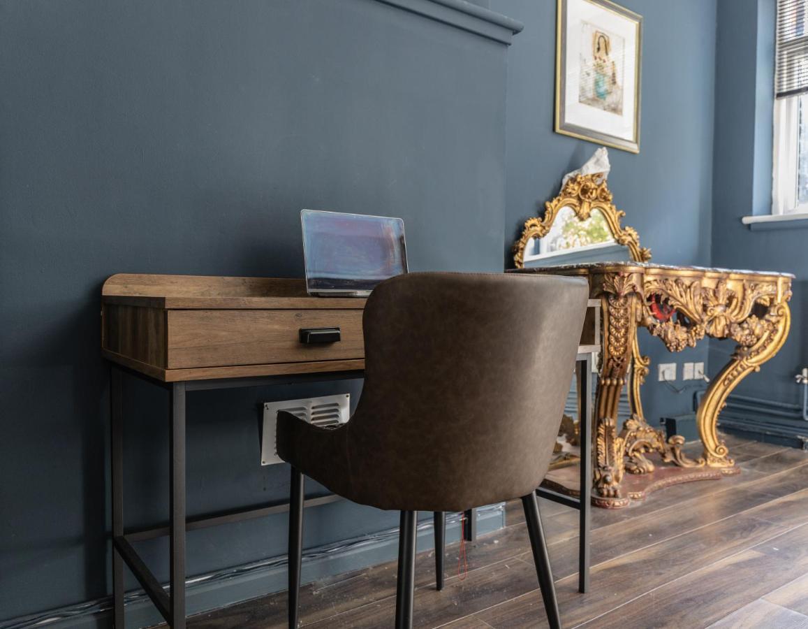 Boutique Family Apartment In Celebrity Village. Barnt Green Экстерьер фото